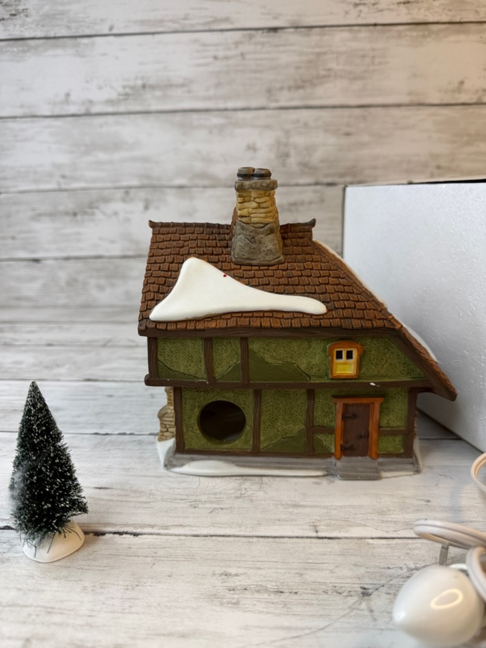 Dept 56 “ Old East Rectory” Dickens Christmas village w box, light and tree 1997 - Picture 4 of 8